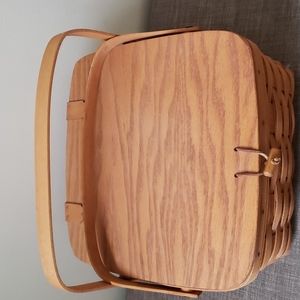 1990 Longenberger Pie/Cake picnic basket w. Pie riser